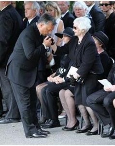 Találjátok ki, Horn Gyula temetésén ki csókol kezet kinek?